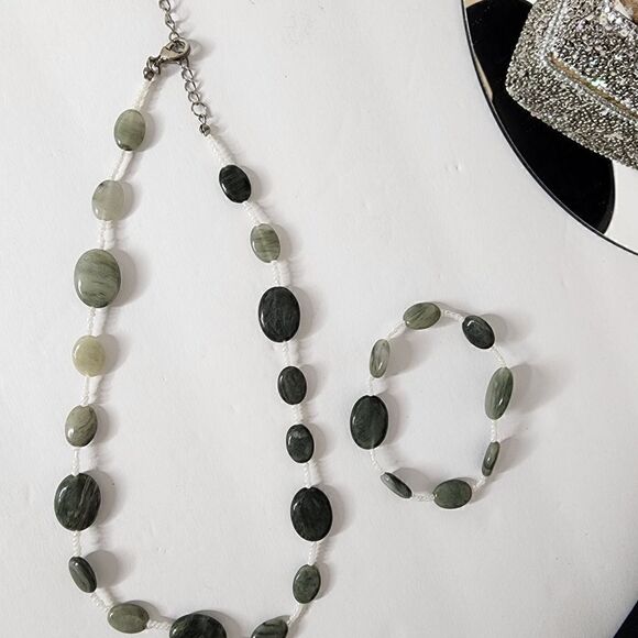 Jadeite nephrite silver necklace & bracelet set - Picture 4 of 11